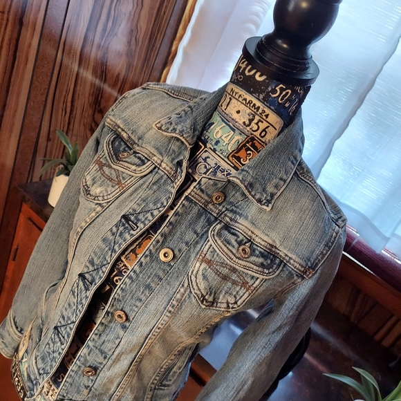 Vintage Urban Behavior Light Wash Cropped Denim Jacket - Picture 2 of 13